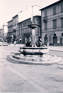 Fontana centrale di piazza Arringo